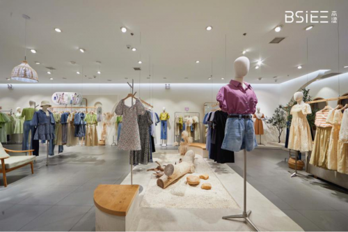 BSiEE本涩 荣获联商网大会“2021年度高成长连锁品牌”，解码服装零售高成长方案